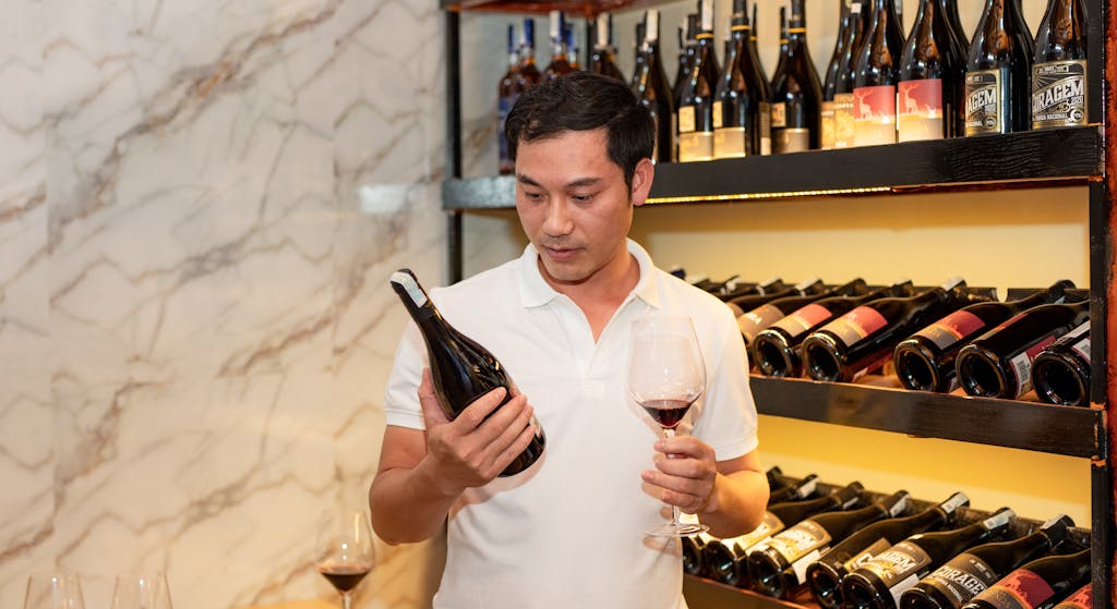 Cata de vino, maridaje, sumiller y prevención en hostelería · formación FUNDAE